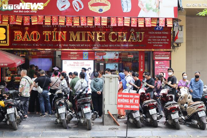 Giá vàng giảm mạnh, người dân kéo nhau đi mua.