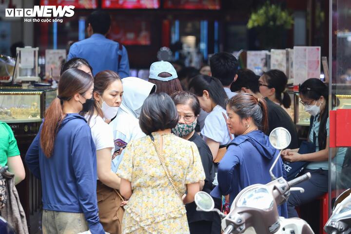 Giá vàng giảm mạnh, cửa hàng nhanh chóng nới 'quota' bán - 2