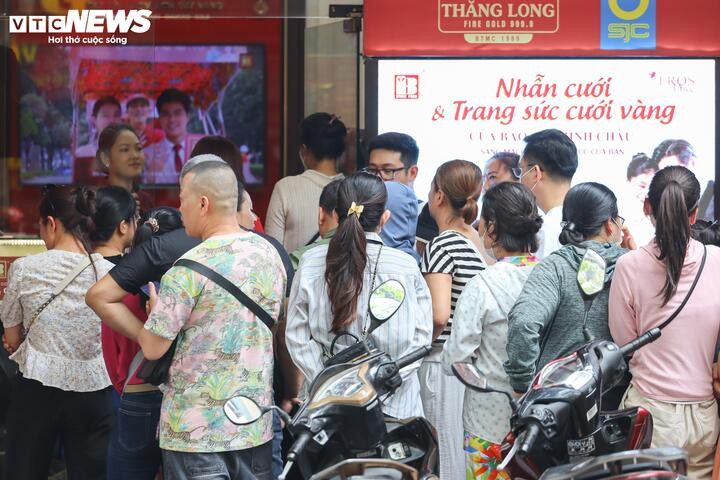 Giá vàng giảm mạnh, cửa hàng nhanh chóng nới 'quota' bán - 3