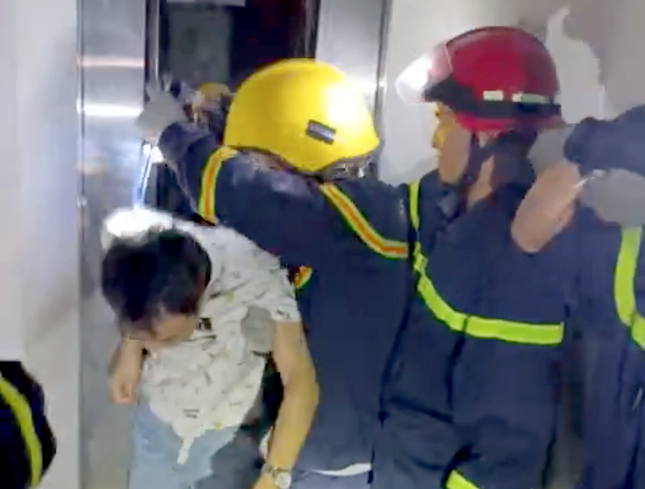 Giải cứu người nước ngoài bị kẹt trong thang máy ảnh 2