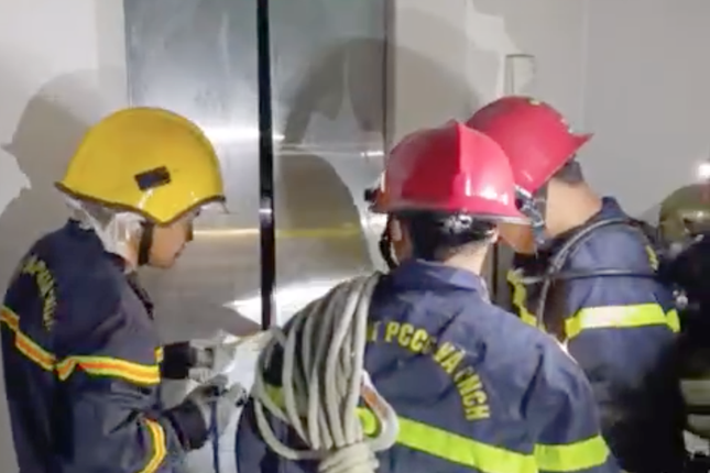 Giải cứu người nước ngoài bị kẹt trong thang máy ảnh 1