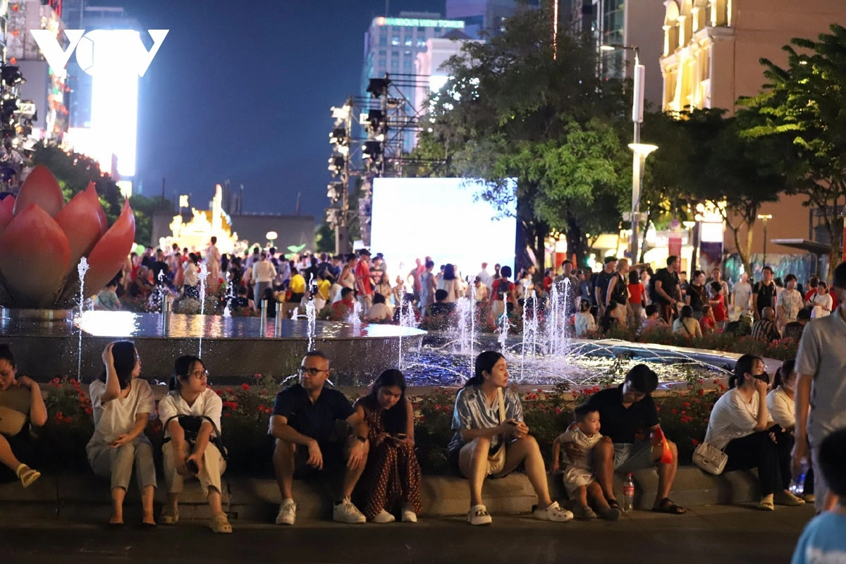 nguoi dan do ve khu vuc trung tam tham du le hoi sac mau tp.hcm hinh anh 4