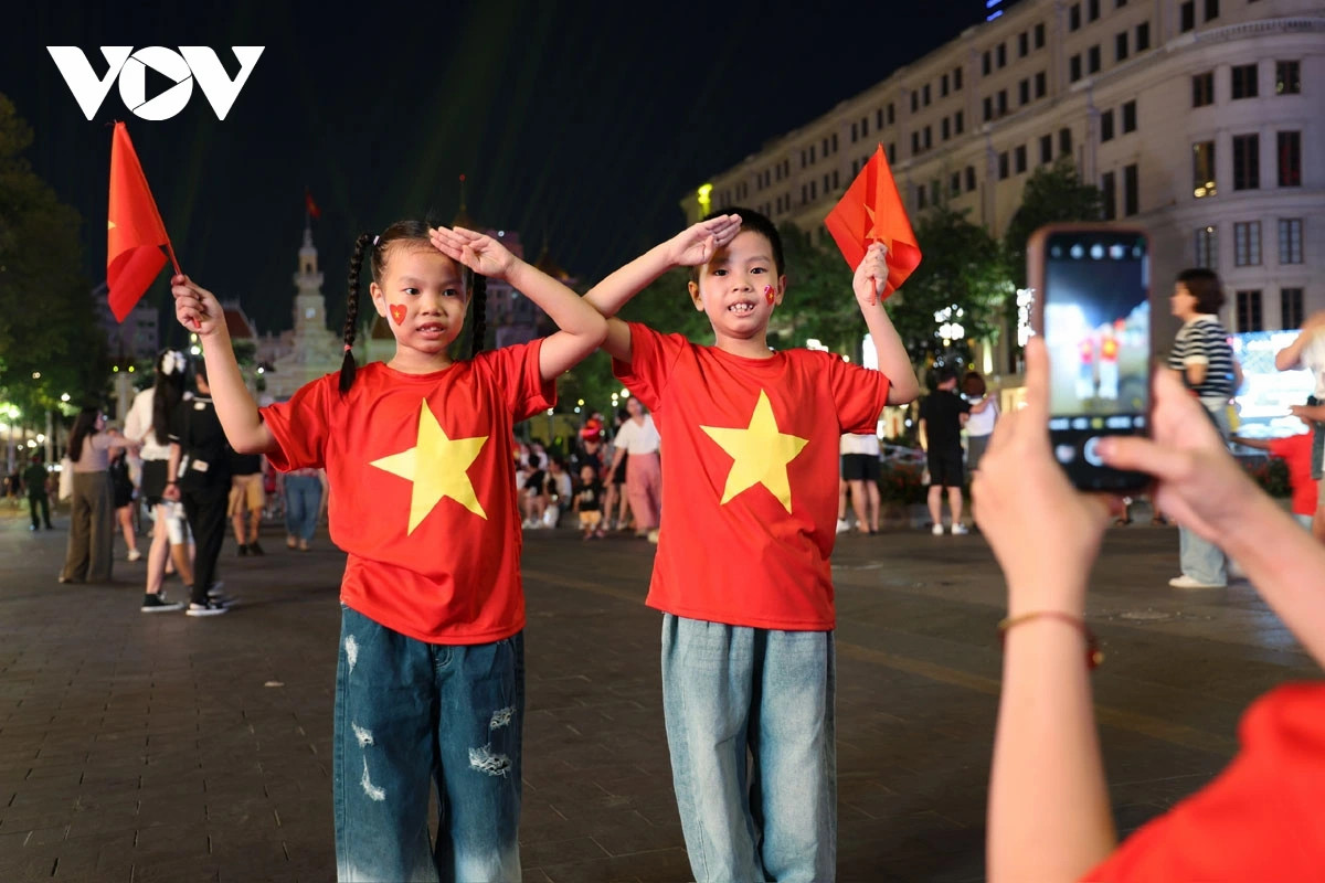 nguoi dan do ve khu vuc trung tam tham du le hoi sac mau tp.hcm hinh anh 7