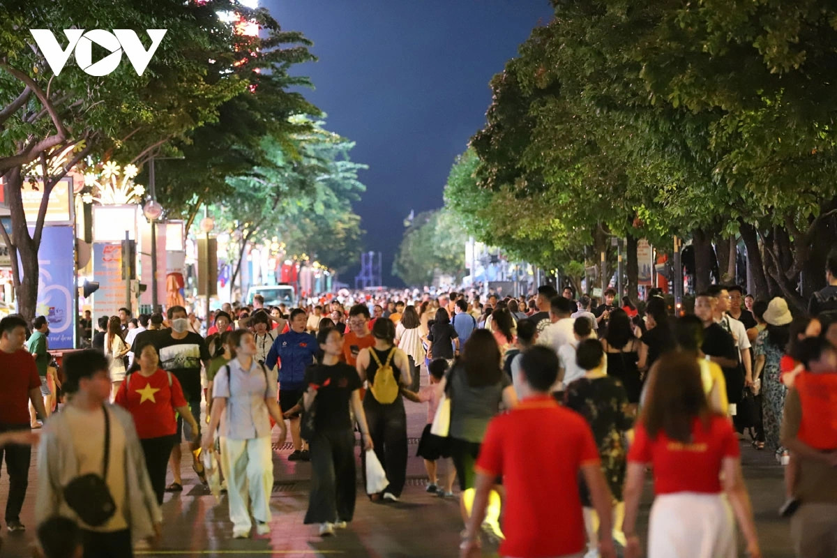 nguoi dan do ve khu vuc trung tam tham du le hoi sac mau tp.hcm hinh anh 6