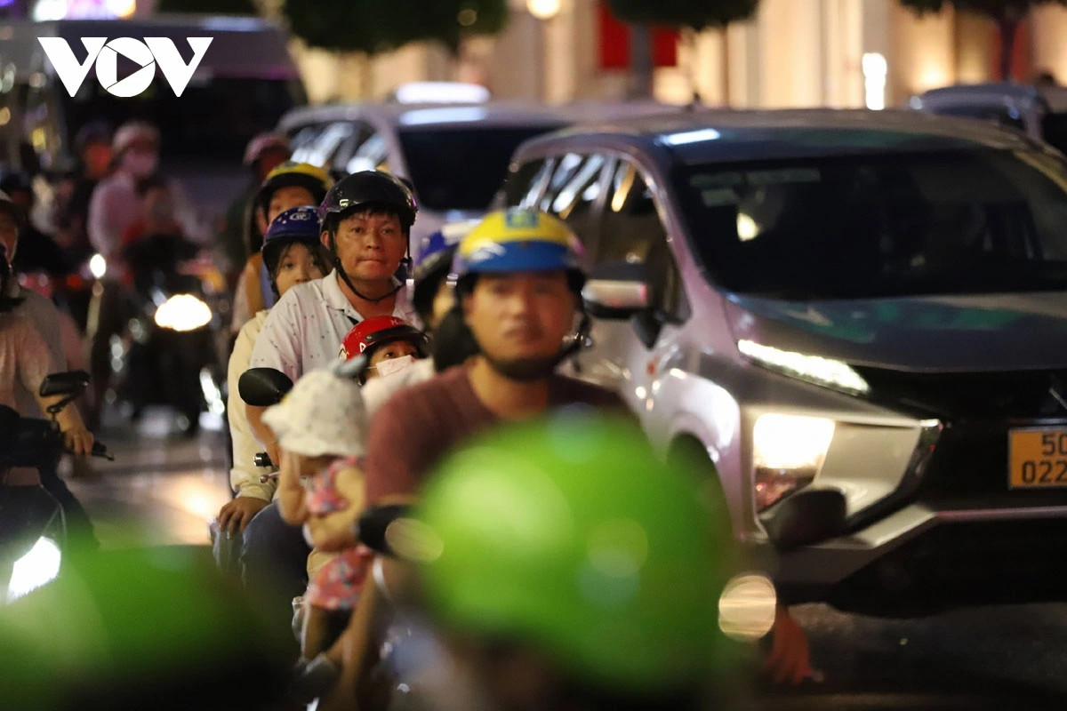 nguoi dan do ve khu vuc trung tam tham du le hoi sac mau tp.hcm hinh anh 2