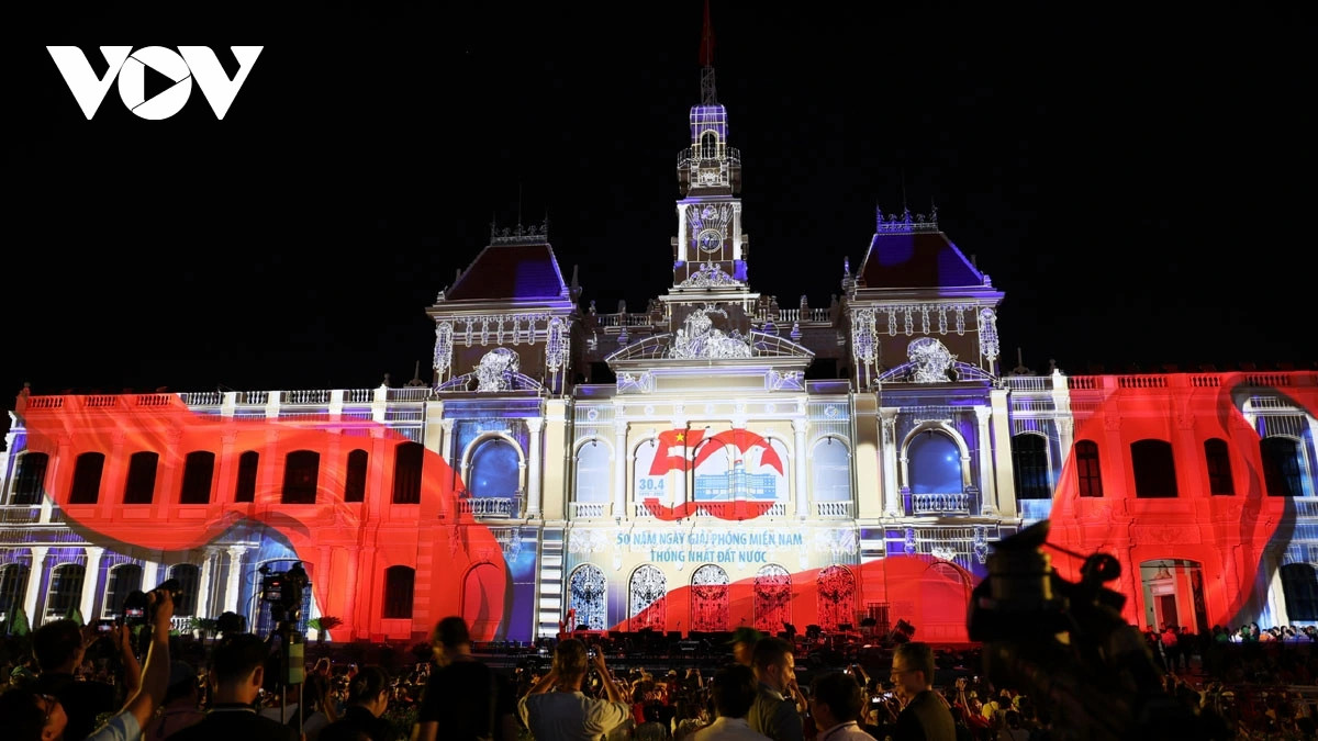 nguoi dan do ve khu vuc trung tam tham du le hoi sac mau tp.hcm hinh anh 9