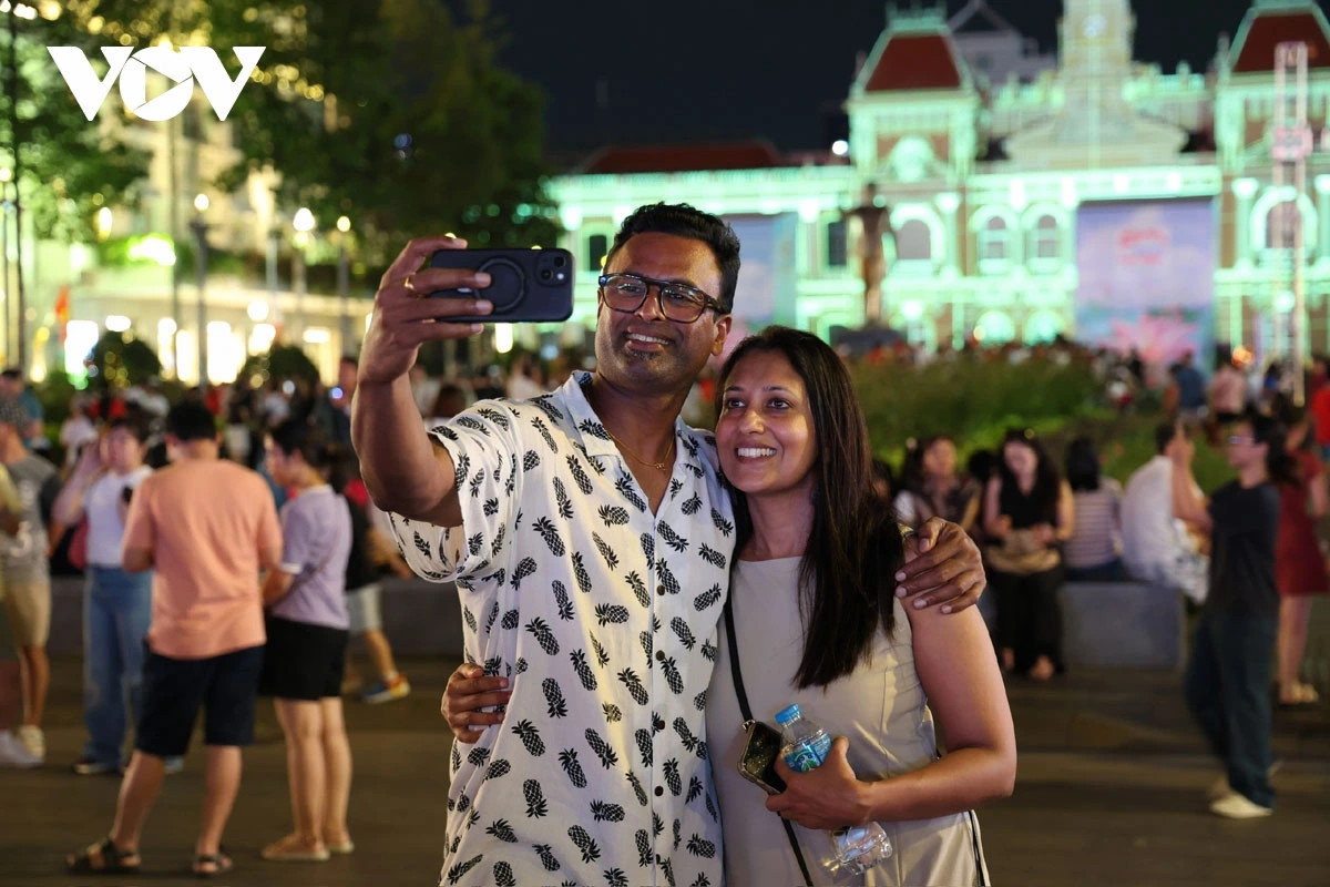 nguoi dan do ve khu vuc trung tam tham du le hoi sac mau tp.hcm hinh anh 5