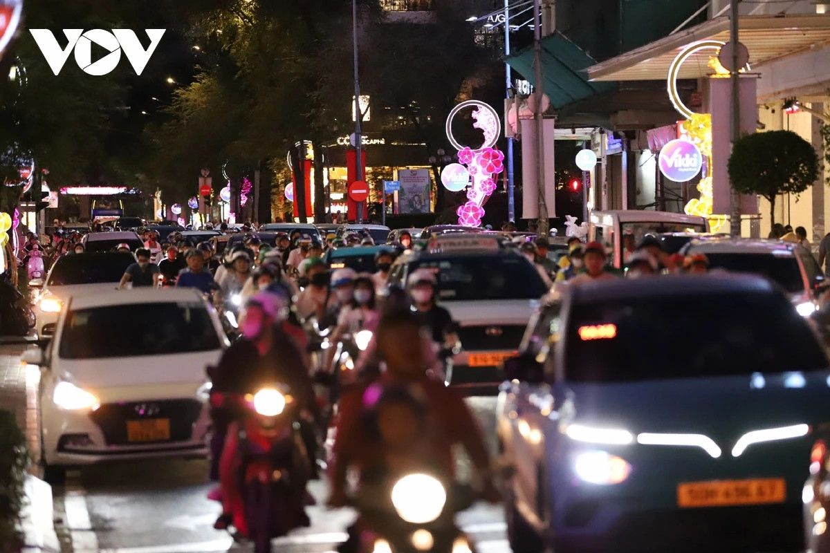 nguoi dan do ve khu vuc trung tam tham du le hoi sac mau tp.hcm hinh anh 1