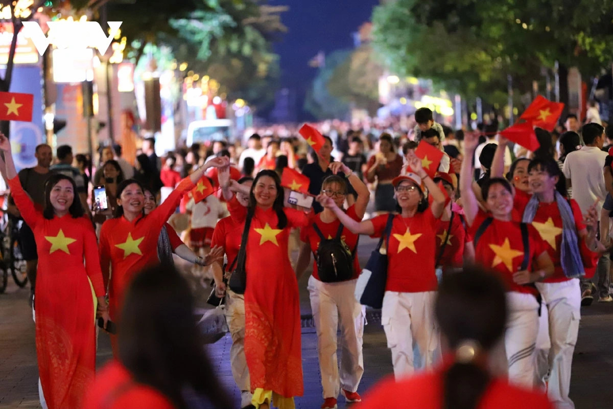 nguoi dan do ve khu vuc trung tam tham du le hoi sac mau tp.hcm hinh anh 8