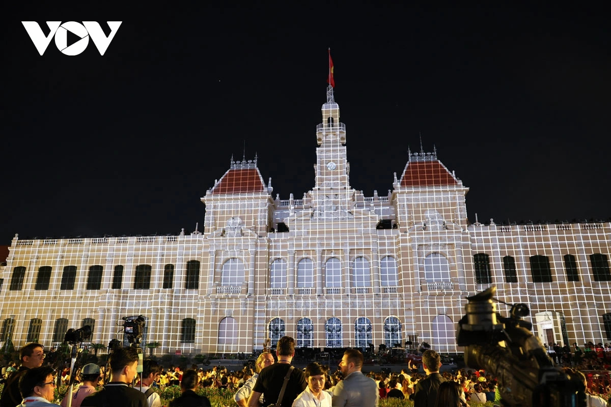 nguoi dan do ve khu vuc trung tam tham du le hoi sac mau tp.hcm hinh anh 10