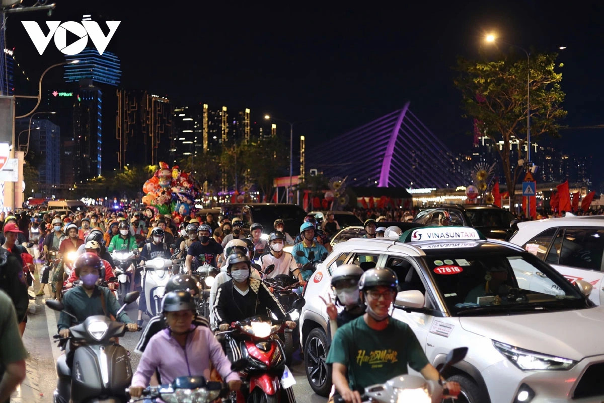 nguoi dan do ve khu vuc trung tam tham du le hoi sac mau tp.hcm hinh anh 3