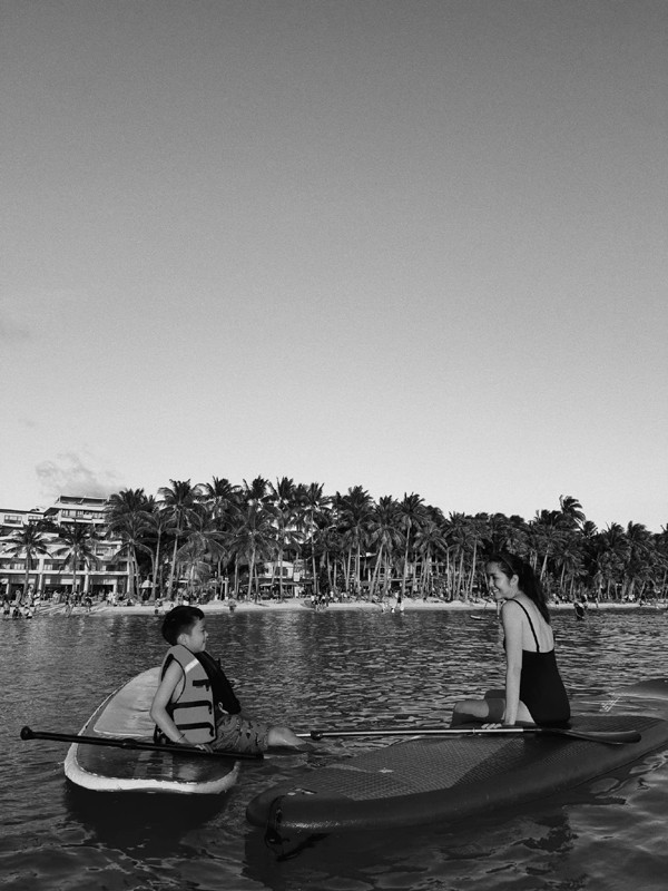 Tăng Thanh Hà khoe ảnh đi chơi cùng con trai, fan lại suýt soa vóc dáng thon gọn gợi cảm - Ảnh 2.