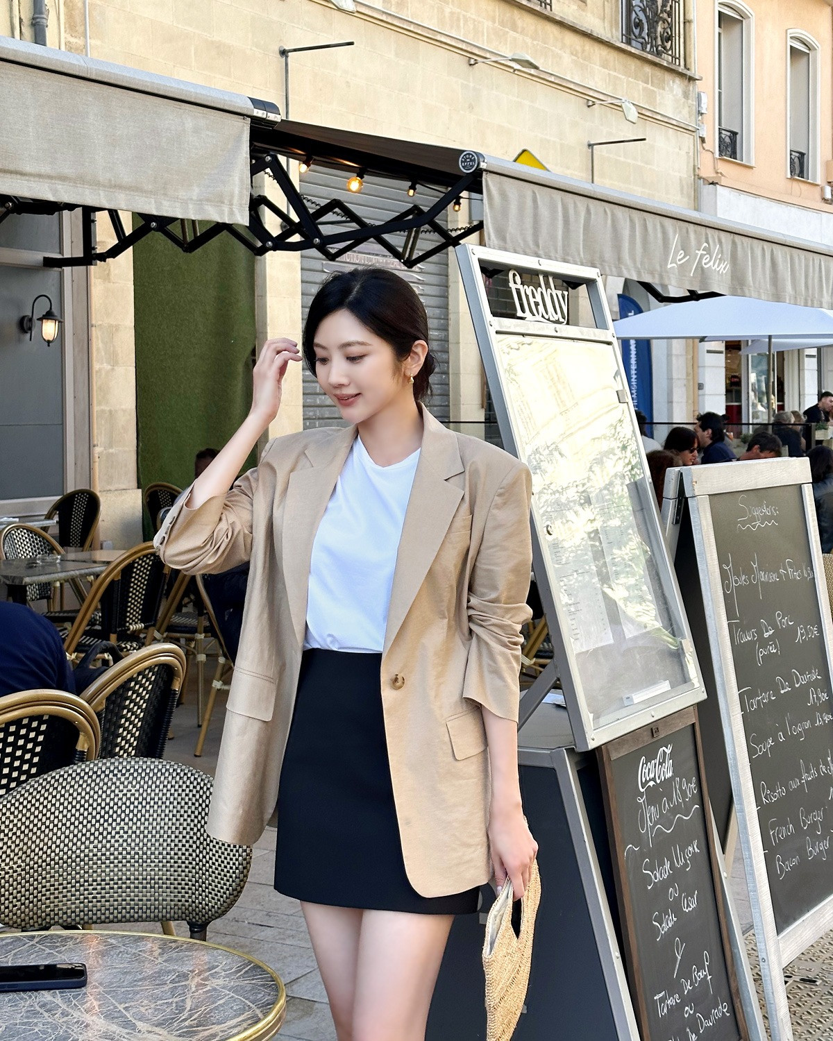 10 cách mặc áo thun nhẹ mát, thanh lịch tới công sở- Ảnh 3.