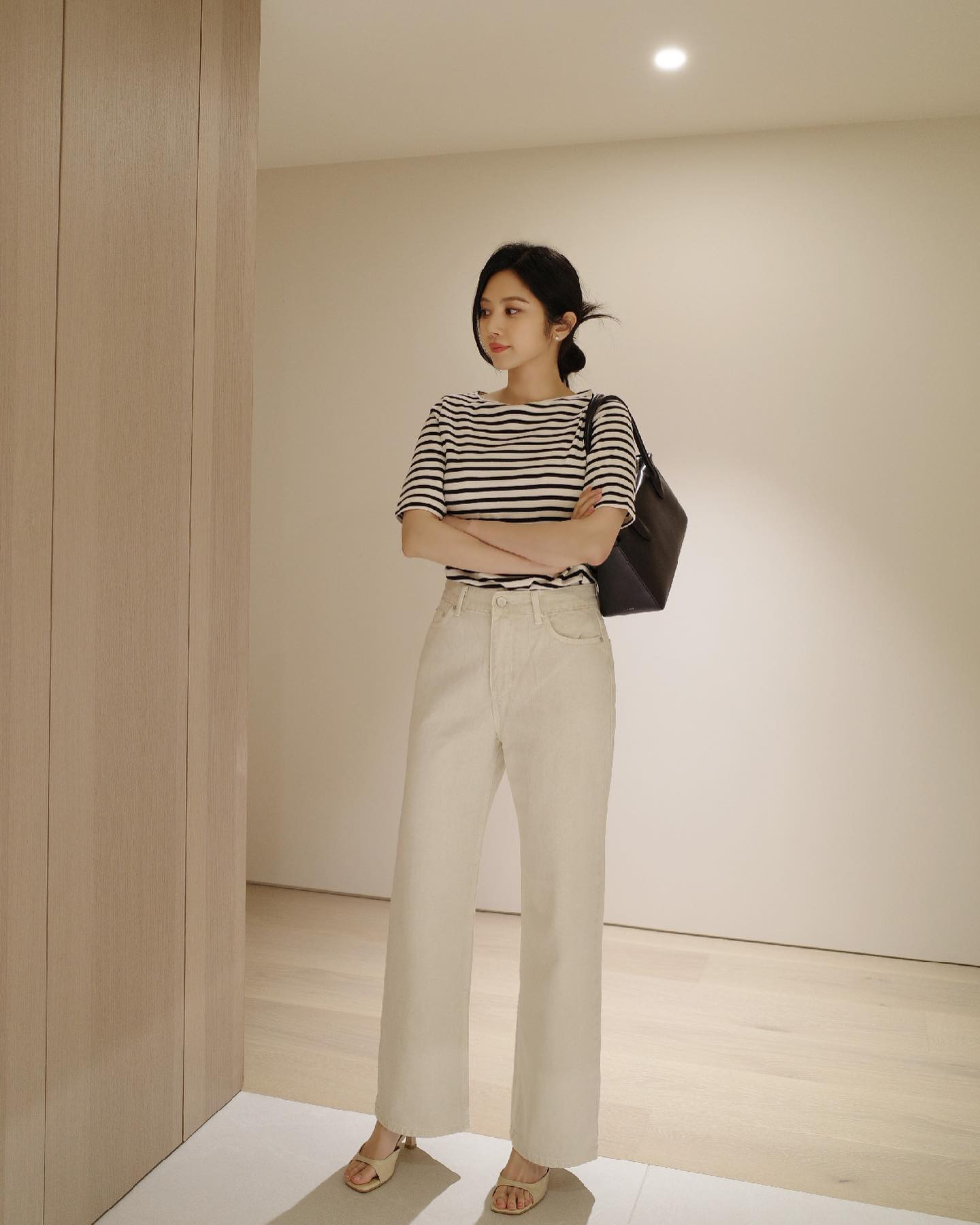 10 cách mặc áo thun nhẹ mát, thanh lịch tới công sở- Ảnh 6.