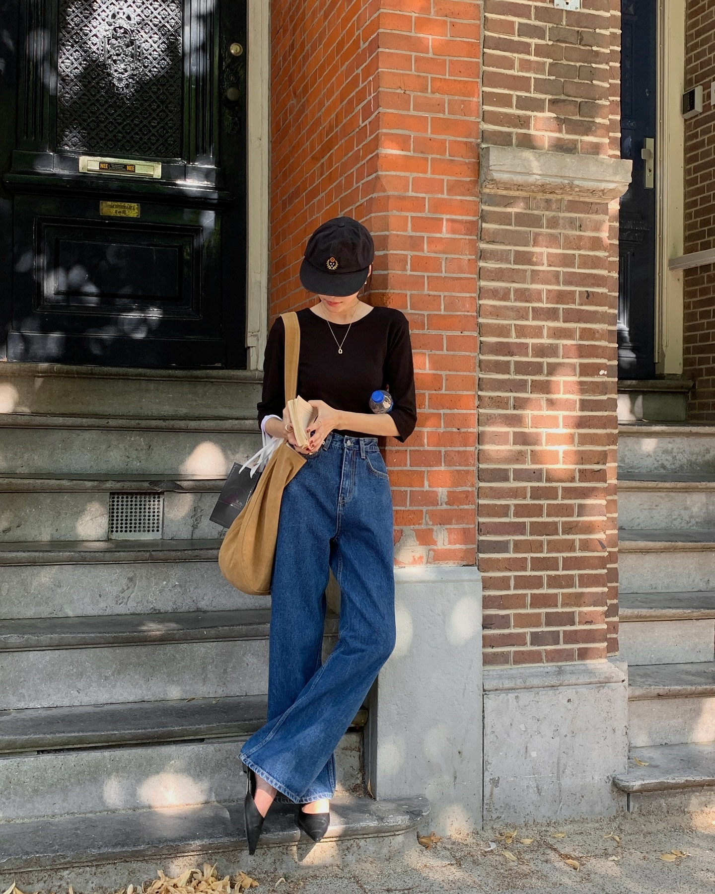 10 cách mặc áo thun nhẹ mát, thanh lịch tới công sở- Ảnh 2.