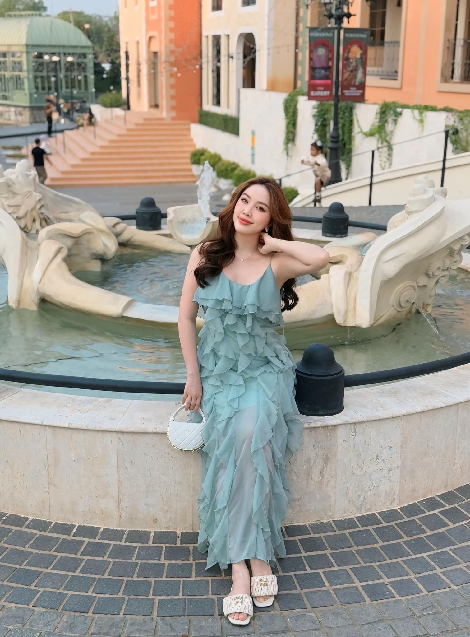 Bảo Thy 'Công chúa bong bóng' U40 xinh trẻ bất ngờ, viên mãn bên chồng con- Ảnh 11.