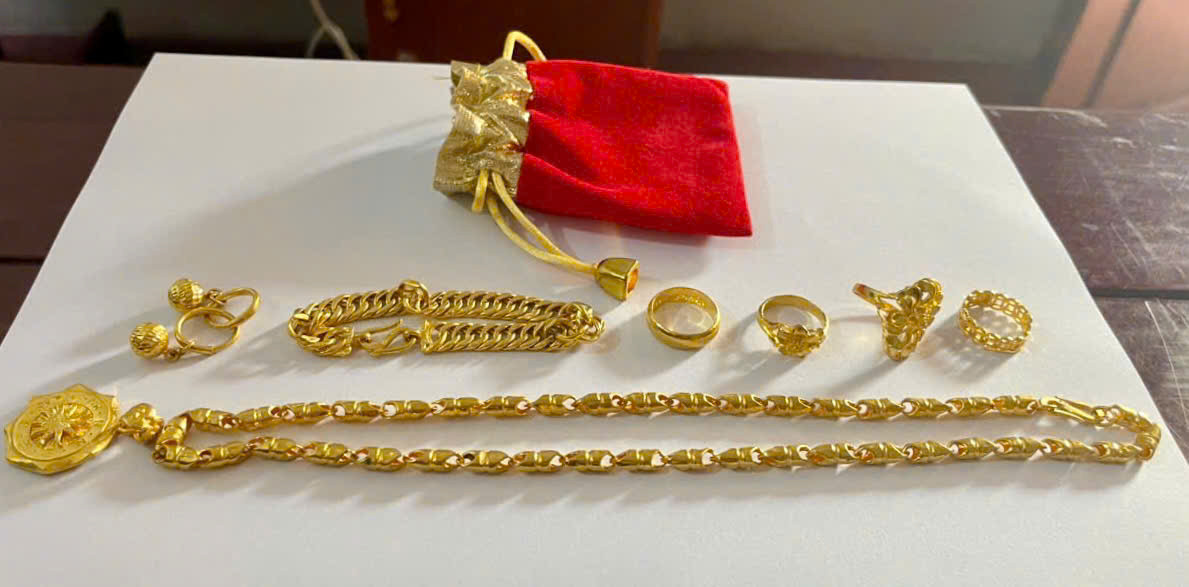 Công an tịch thu 21 chỉ vàng trên người thanh niên sinh năm 1997 đang đi xe khách- Ảnh 2.