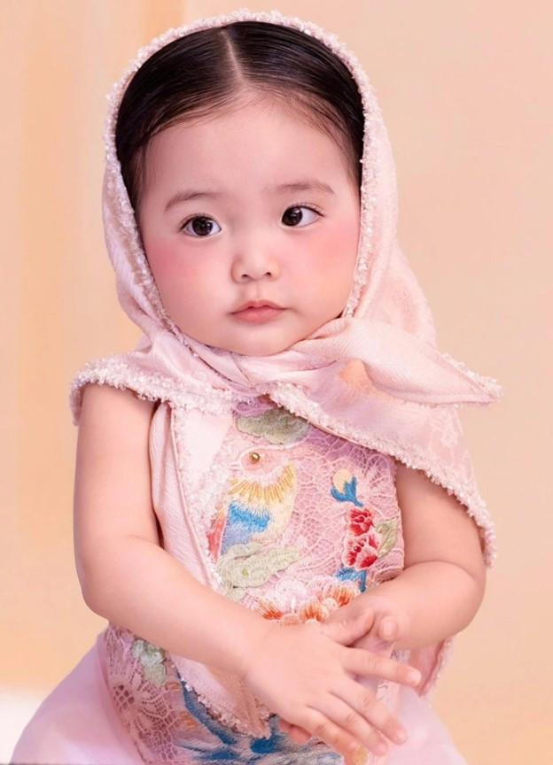 Gái út nhà Khánh Thi