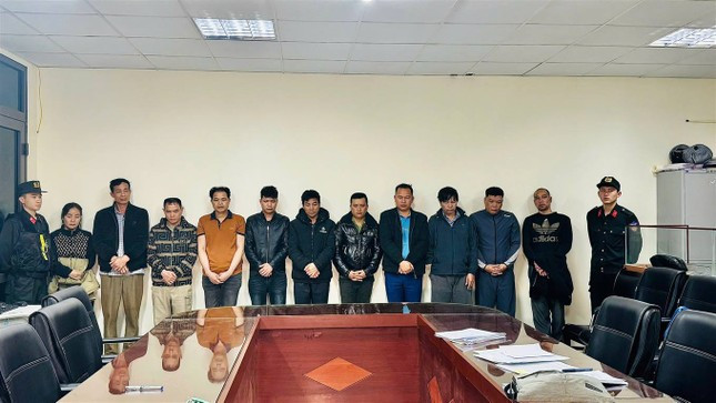 Gần 100 cảnh sát khám xét diện rộng đường dây khai thác vàng trái phép, bắt 47 đối tượng ảnh 6