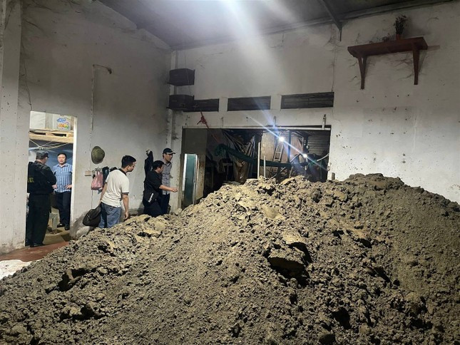 Gần 100 cảnh sát khám xét diện rộng đường dây khai thác vàng trái phép, bắt 47 đối tượng ảnh 5