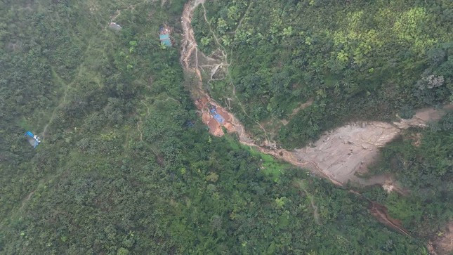 Gần 100 cảnh sát khám xét diện rộng đường dây khai thác vàng trái phép, bắt 47 đối tượng ảnh 1