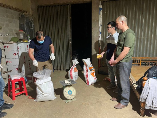 Gần 100 cảnh sát khám xét diện rộng đường dây khai thác vàng trái phép, bắt 47 đối tượng ảnh 4