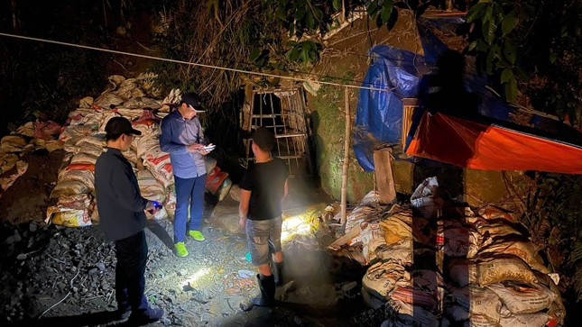 Gần 100 cảnh sát khám xét diện rộng đường dây khai thác vàng trái phép, bắt 47 đối tượng ảnh 2