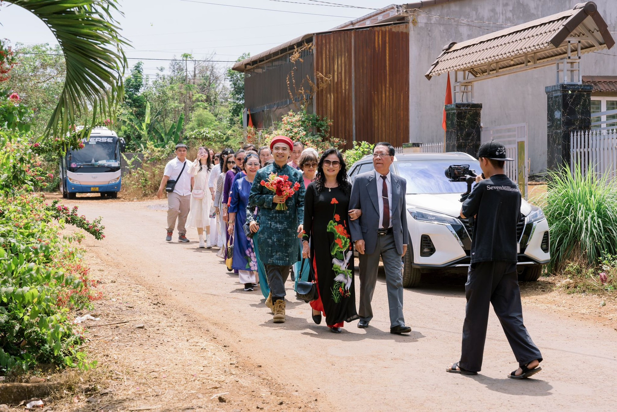 H'Hen Niê đi chân đất ở lễ cưới- Ảnh 1.