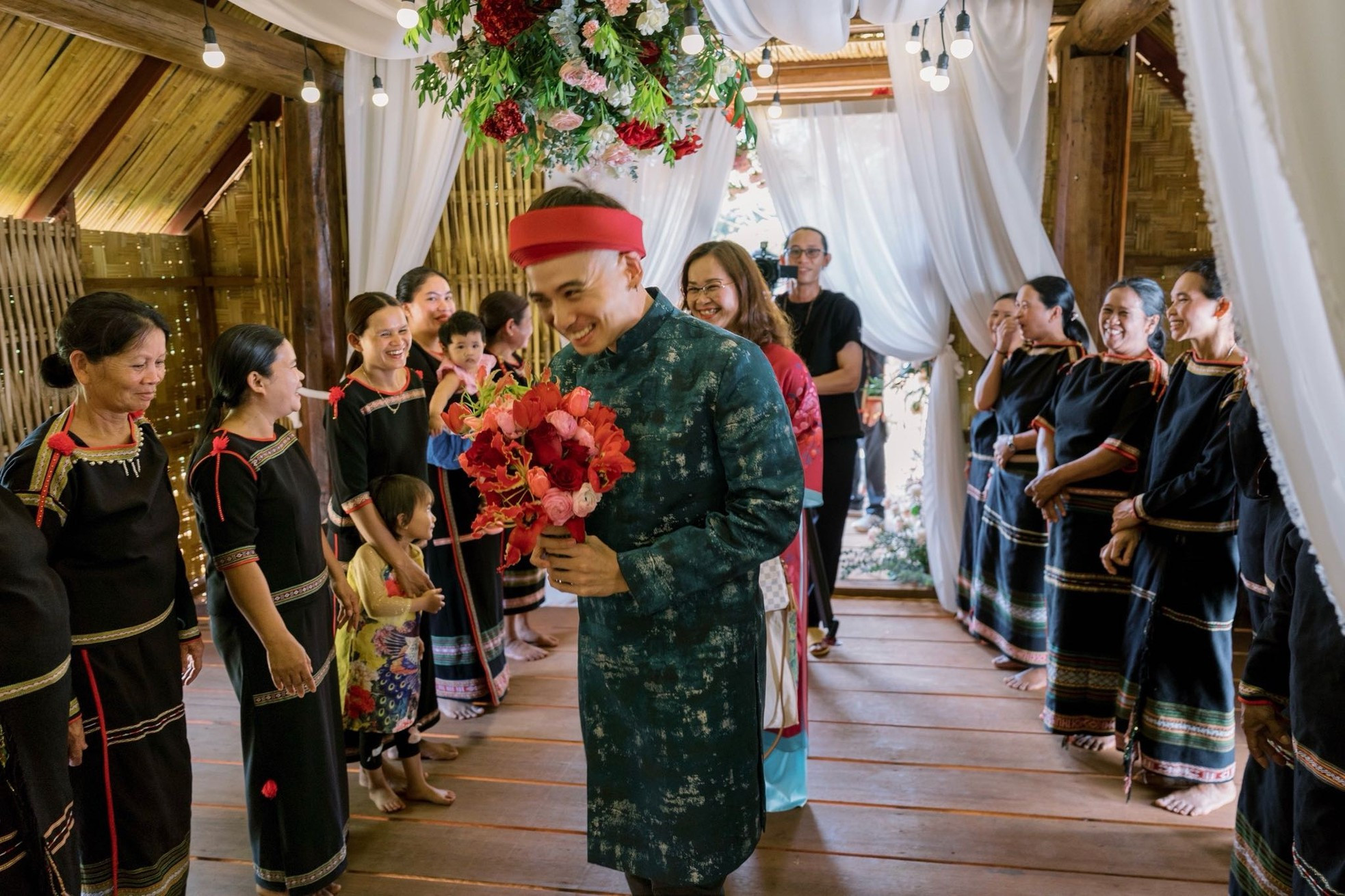 H'Hen Niê đi chân đất ở lễ cưới- Ảnh 3.