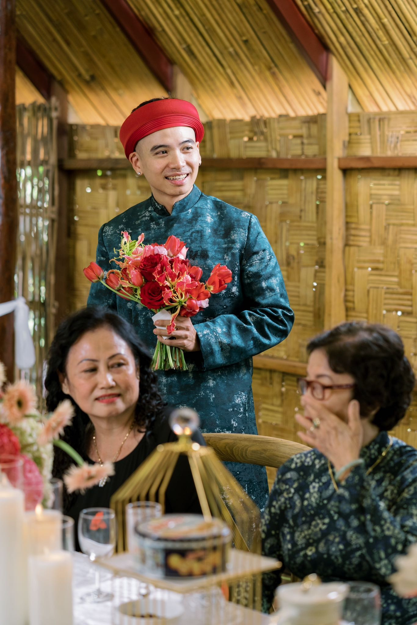 H'Hen Niê đi chân đất ở lễ cưới- Ảnh 4.