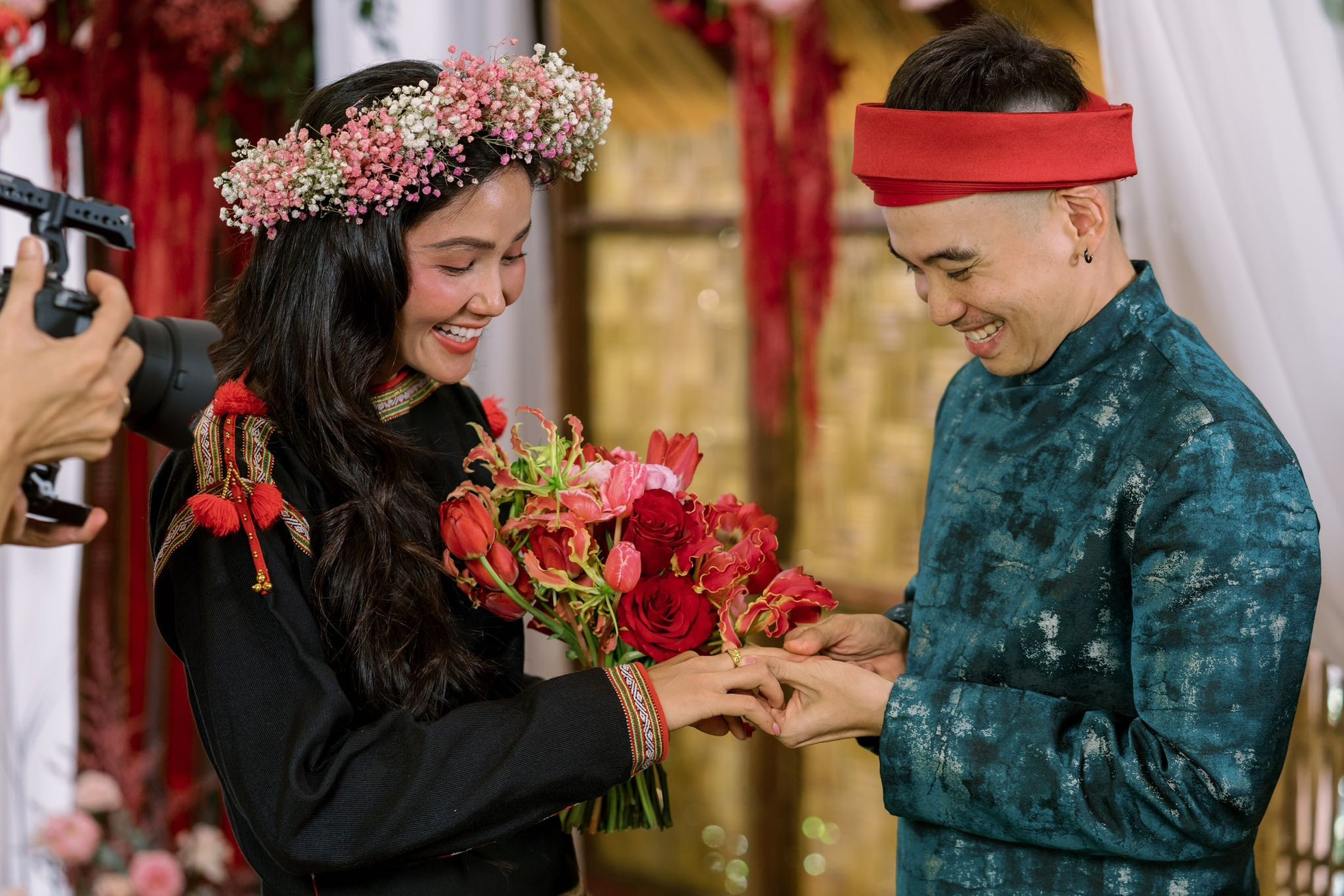 H'Hen Niê đi chân đất ở lễ cưới- Ảnh 7.