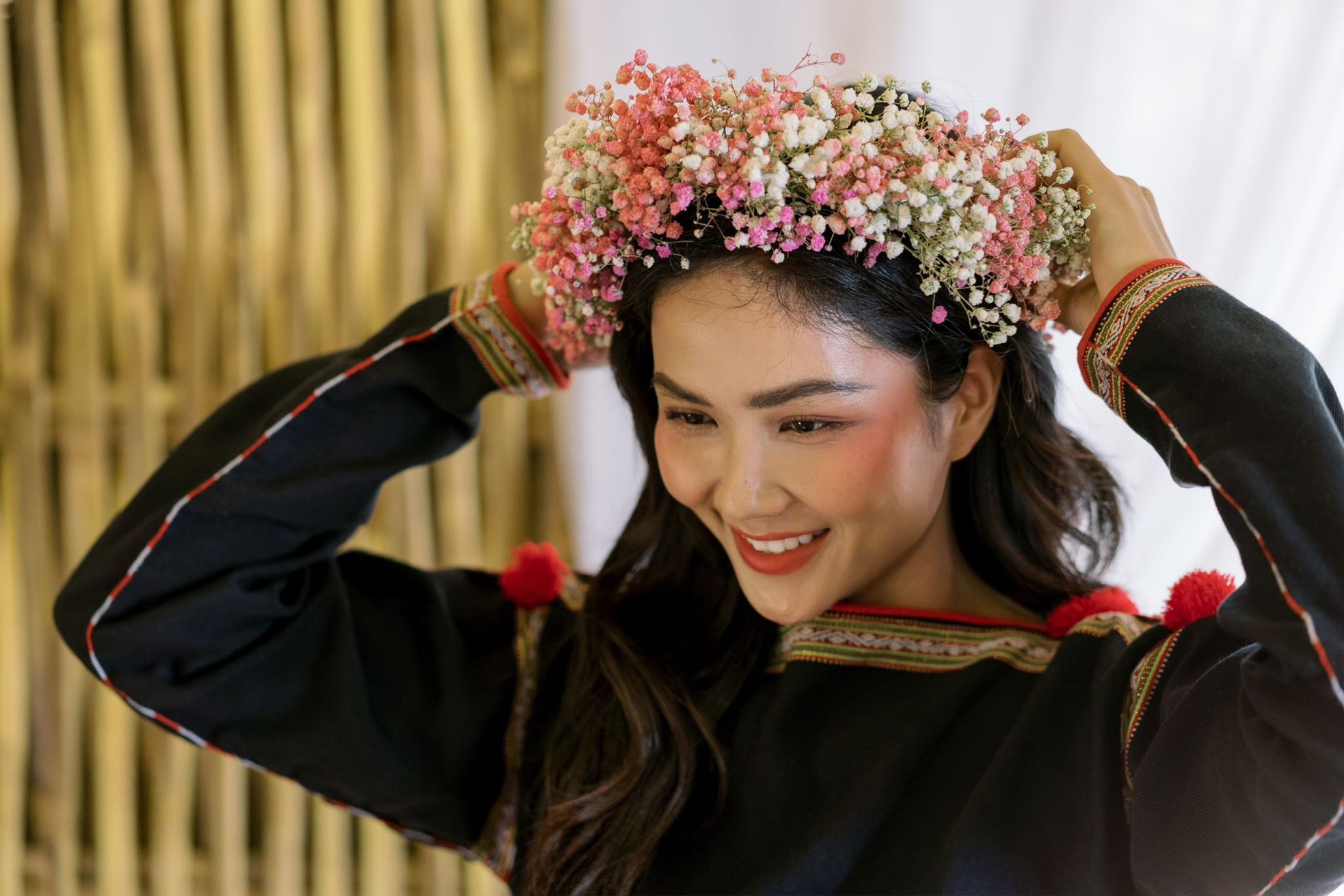 H'Hen Niê đi chân đất ở lễ cưới- Ảnh 8.