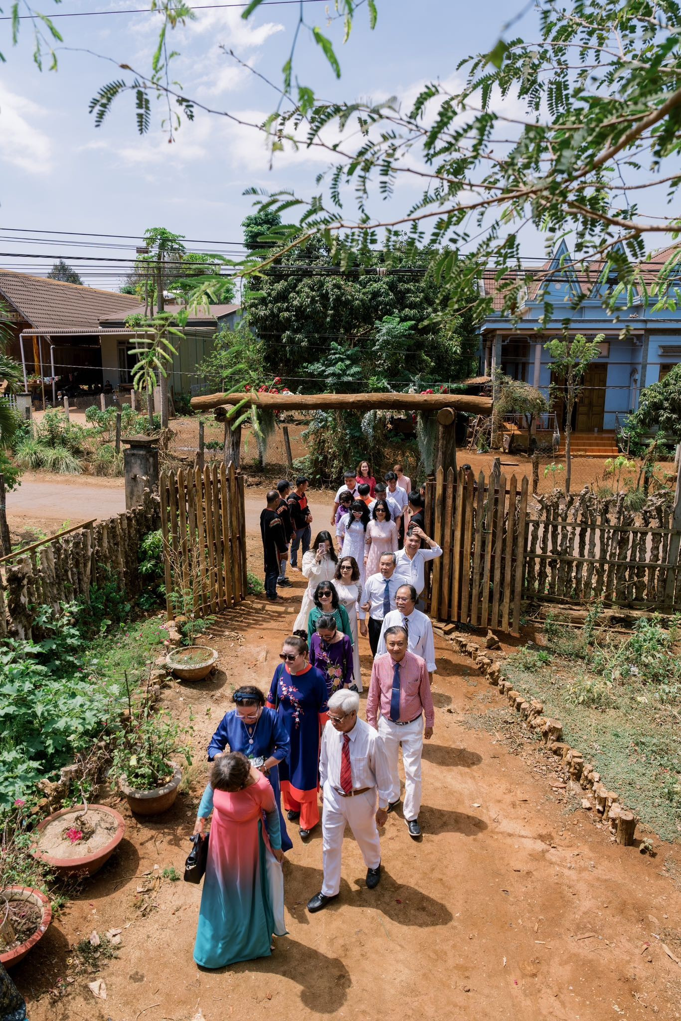 H'Hen Niê đi chân đất ở lễ cưới- Ảnh 2.