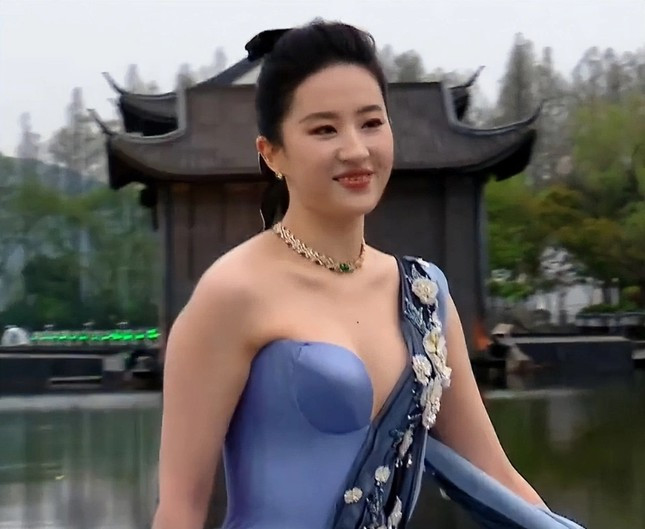 Hình ảnh thật của Lưu Diệc Phi ảnh 4