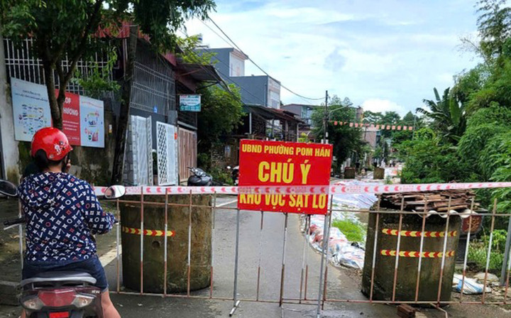 Chính quyền địa phương đã dựng rào, ngăn người dân vào khu vực nguy hiểm.