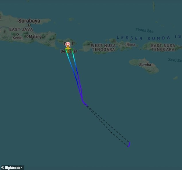 Máy bay quay đầu hạ cánh khẩn cấp, hơn 200 người hốt hoảng vì một hành khách có hành động cấm kỵ, cảnh sát lập tức ập đến áp giải- Ảnh 1.