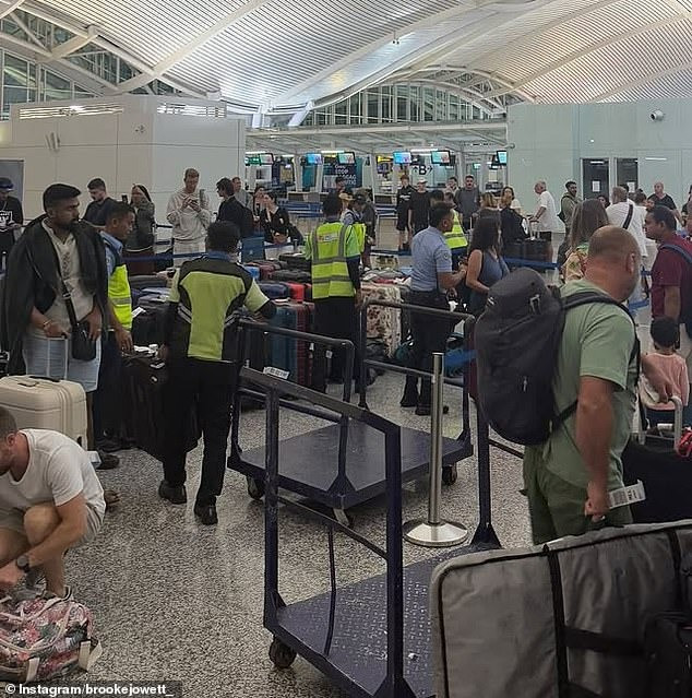 Máy bay quay đầu hạ cánh khẩn cấp, hơn 200 người hốt hoảng vì một hành khách có hành động cấm kỵ, cảnh sát lập tức ập đến áp giải- Ảnh 2.