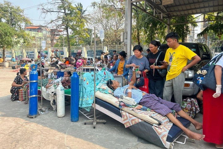 Người dân Myanmar bị thương do động đất phải nằm điều trị bên ngoài sân bệnh viện. (Ảnh: Getty)