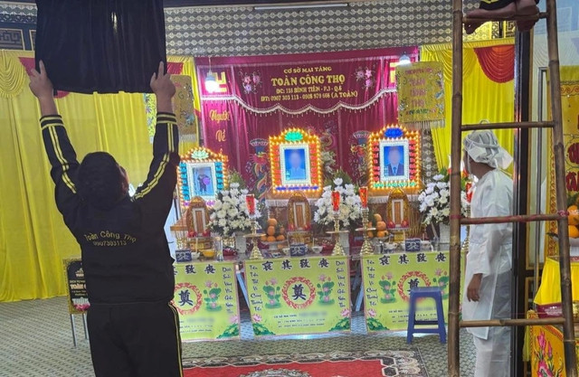 Quặn lòng hình ảnh những chiếc quan tài đặt cạnh nhau sau vụ cháy nhà khiến 3 người tử vong ở TP.HCM- Ảnh 4.