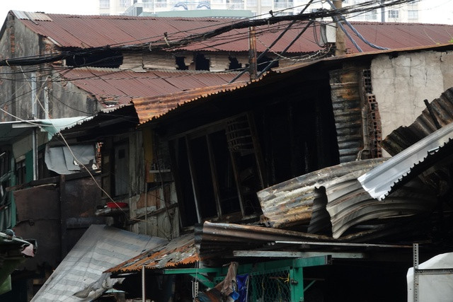 Quặn lòng hình ảnh những chiếc quan tài đặt cạnh nhau sau vụ cháy nhà khiến 3 người tử vong ở TP.HCM- Ảnh 1.