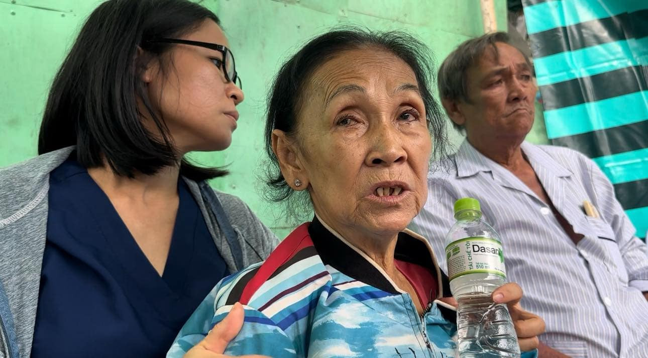 Quặn lòng hình ảnh những chiếc quan tài đặt cạnh nhau sau vụ cháy nhà khiến 3 người tử vong ở TP.HCM- Ảnh 2.