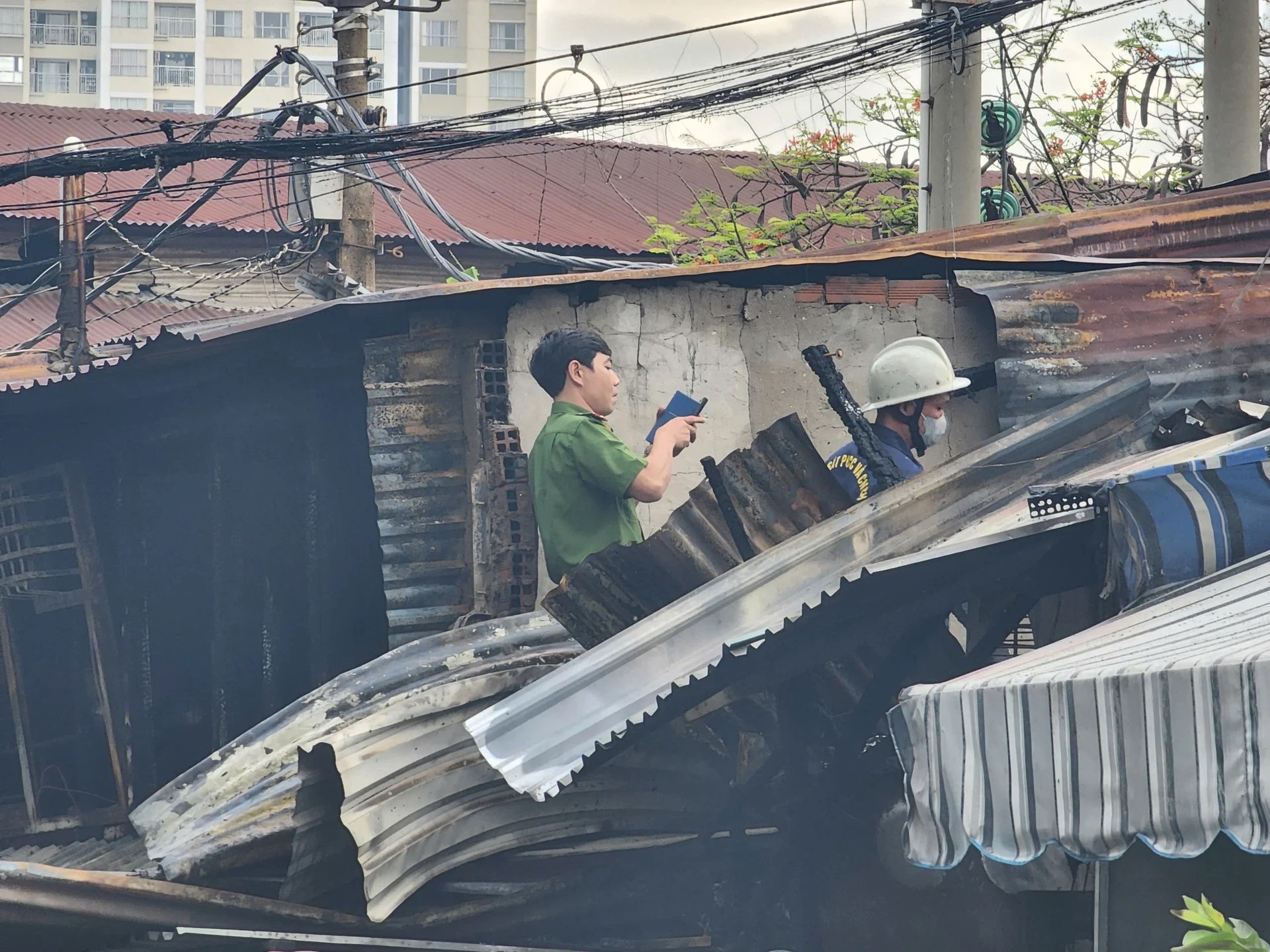 Vụ cháy khiến 3 người chết ở TP.HCM: Mẹ đã thoát ra ngoài cố quay lại cứu con rồi mắc kẹt - Ảnh 4.
