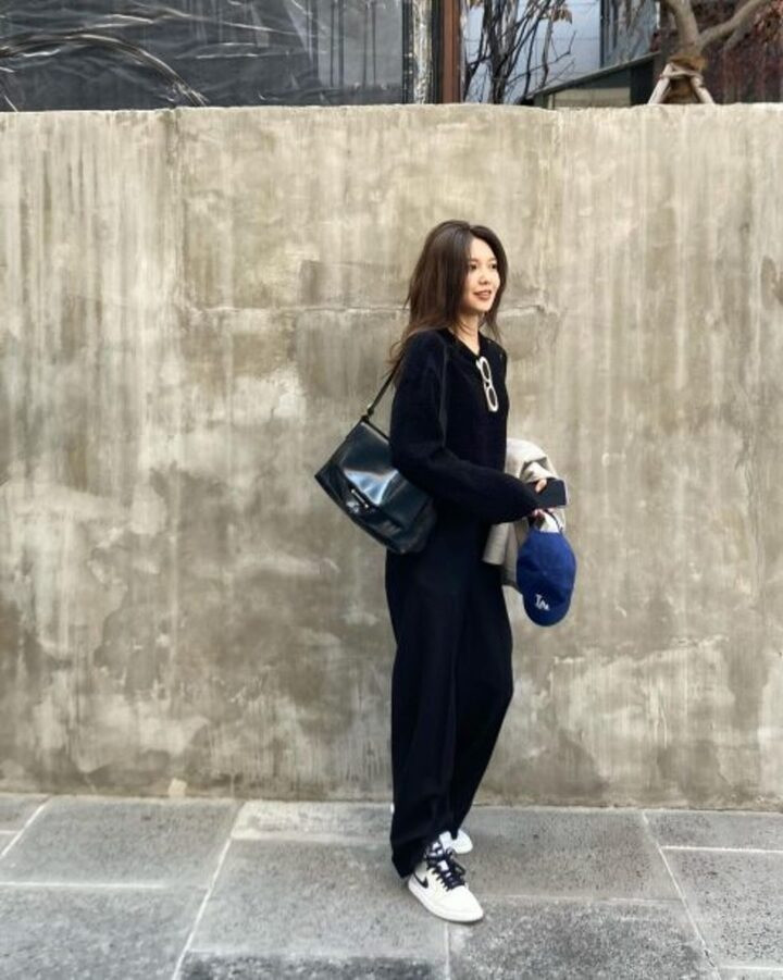 Quần đen kết hợp áo thun mang đến vẻ ngoài trẻ trung, năng động.