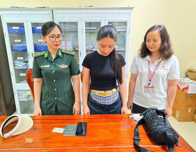 Người phụ nữ quấn quanh người 4kg vàng nhập cảnh qua cửa khẩu Móng Cái- Ảnh 1.