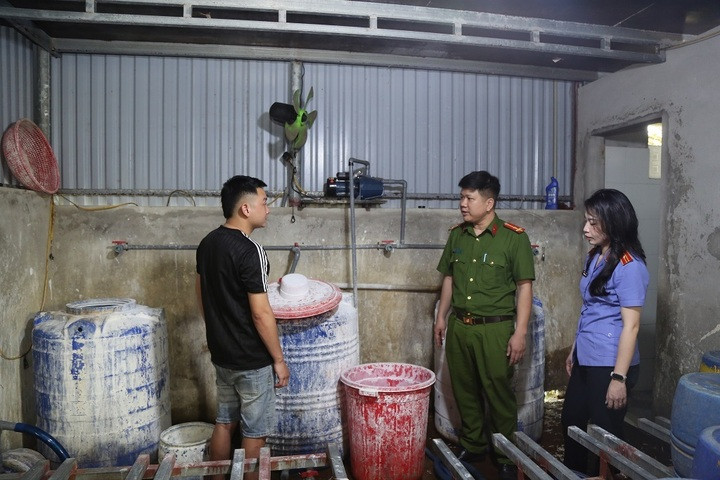 Cơ quan chức năng kiểm tra khu vực sản xuất giá đỗ của cơ sở sản xuất do đối tượng Nguyễn Văn Hướng làm chủ. (Ảnh: CANA)