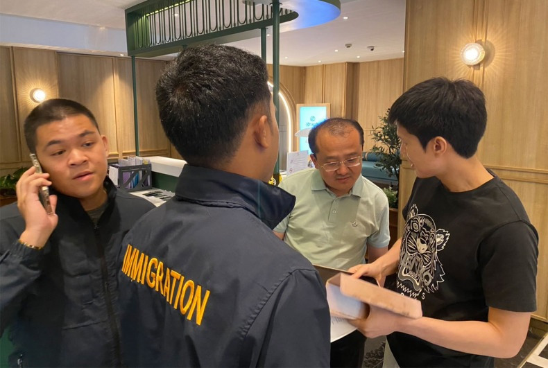 Điều tra viên DSI và các viên chức cơ quan di trú nói chuyện với Zhang Chuanling, giám đốc điều hành của Công ty Kỹ thuật Đường sắt Trung Quốc số 10 (Thái Lan). Ảnh: Bangkok Post