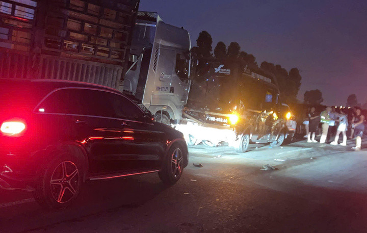 Lúc 20h, các xe bị hư hỏng vẫn chưa được đưa ra khỏi hiện trường.