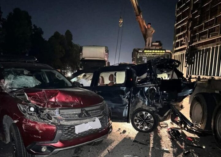 Nhiều xe bị đâm nát sau tai nạn liên hoàn.