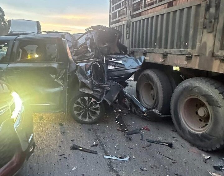 Một ô tô biến dạng sau cú tông liên hoàn.