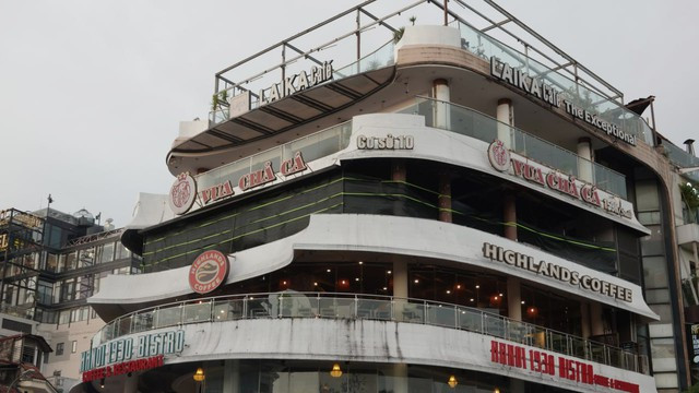 Bắt đầu tháo dỡ tòa nhà Hàm Cá Mập: Chính thức ngừng đón khách, các hộ kinh doanh di dời khỏi mặt bằng- Ảnh 6.